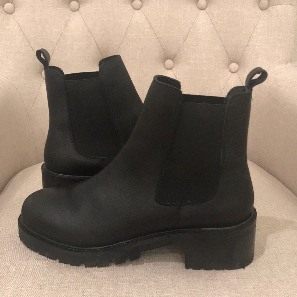 Urban Outfitters Zoe Chelsea Boot